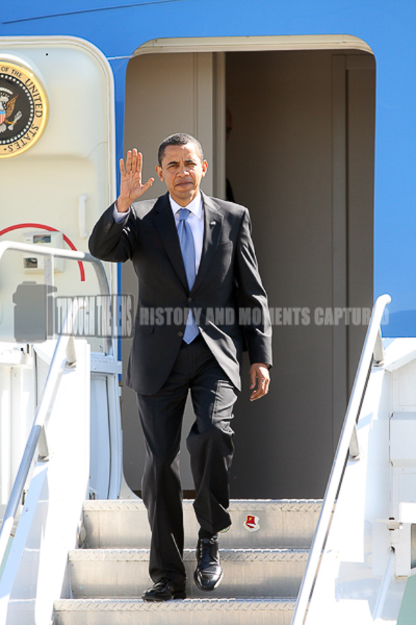 President Obama Exit Air Force One In California